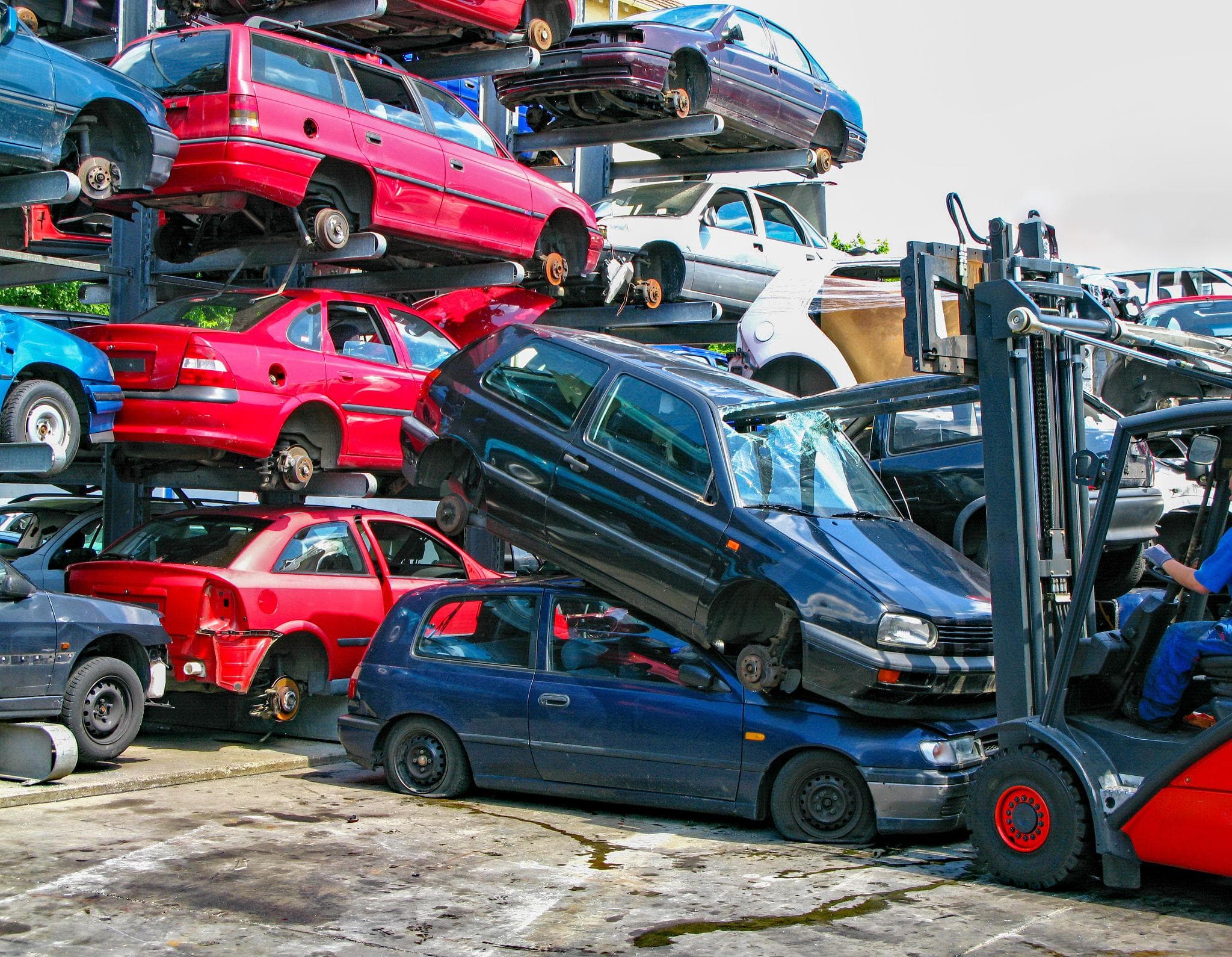 Skrotbiler stablet hos autoriseret skrothandler